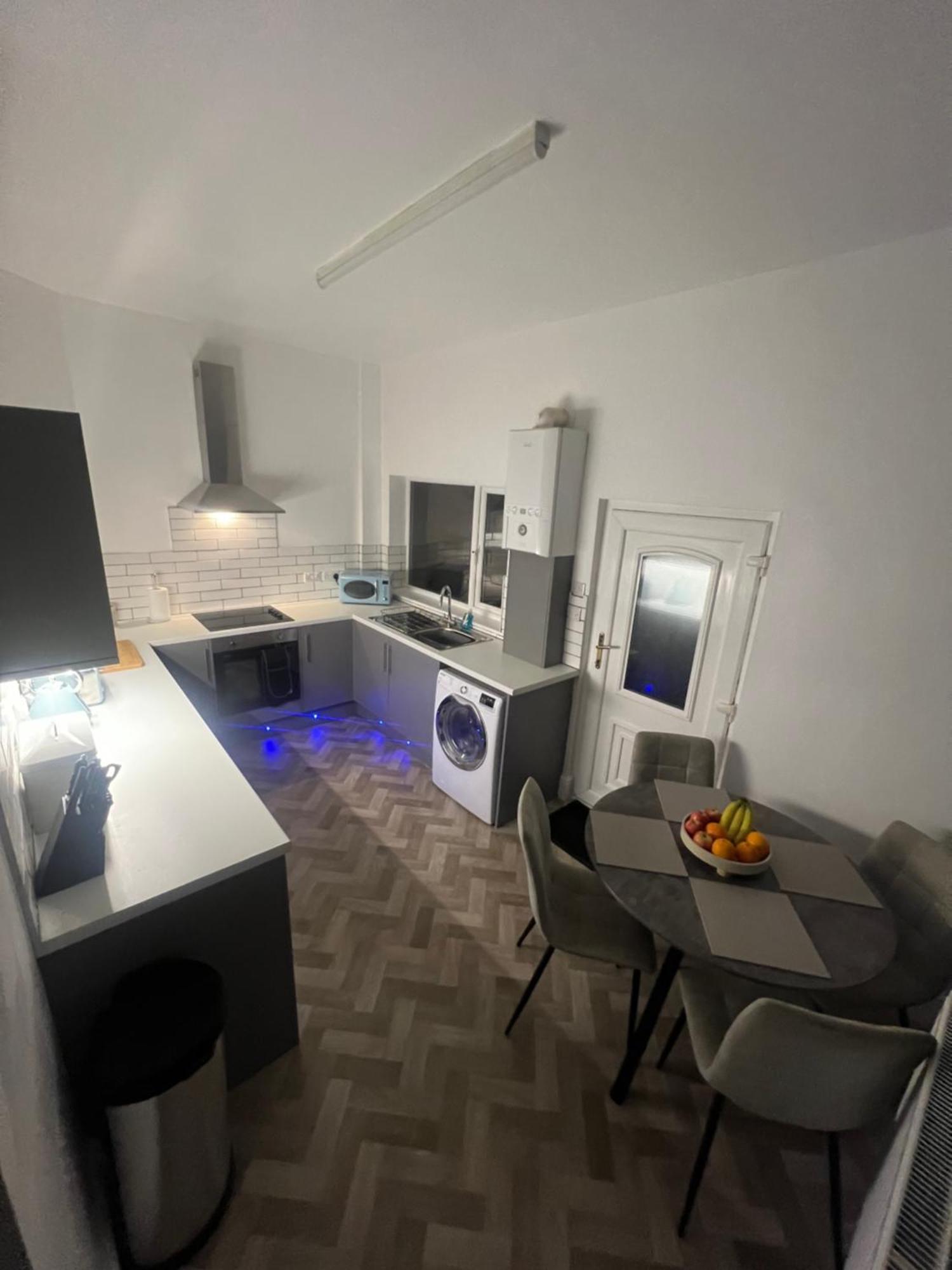 Cosy Home Perfect For Families And Contractors With Free Parking Дарлингтън Екстериор снимка